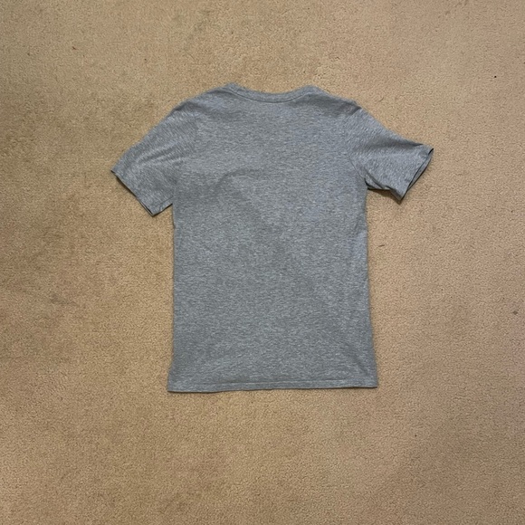 Grey Nike T-Shirt with a red swoosh size youth large - Picture 3 of 3
